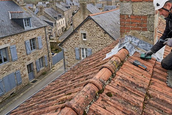 Recherche et détection de fuite sur le toit avec matériel professionnel